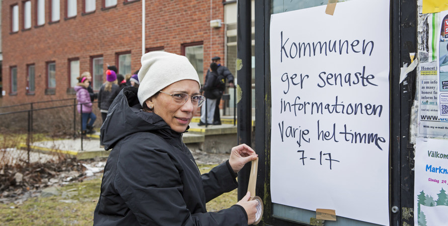 En bild på en kvinna framför en anslagstavla.