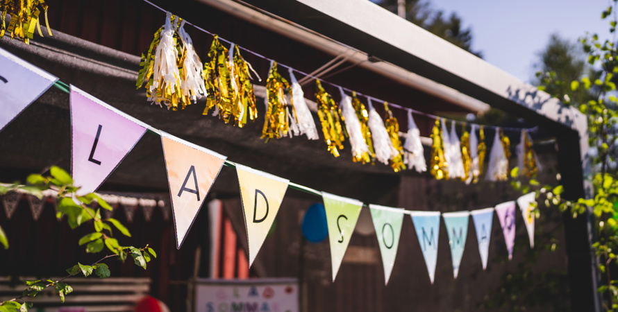 En vimpel som det står Glad Sommar på.