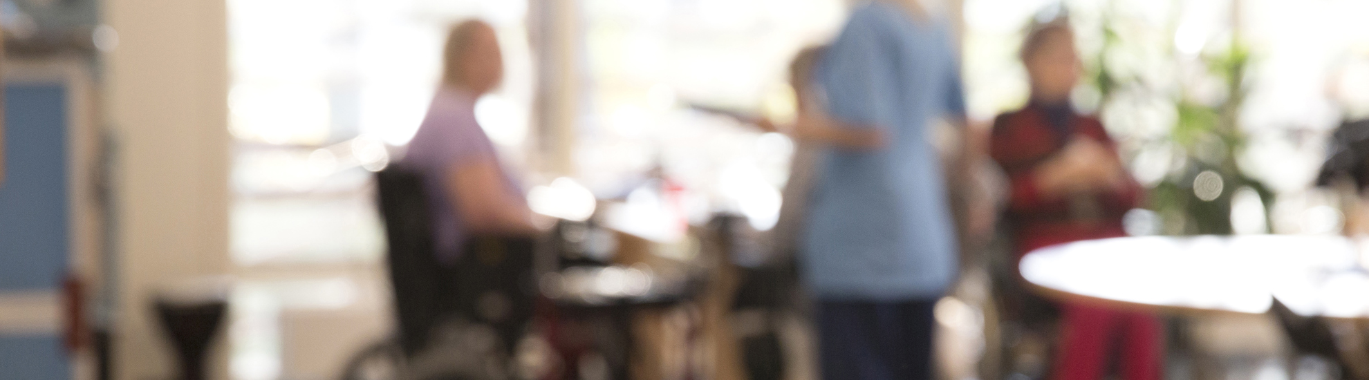 Blurrad bild med brukare och personal