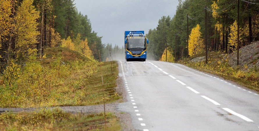 Buss som kör på landsväg.