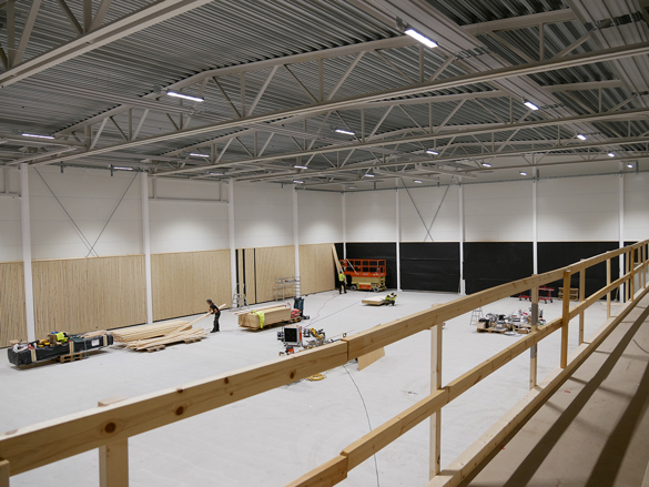 Översiktsbild över nya hallen från läktaren. Det är ljust och byggarbeten pågår på golvet.