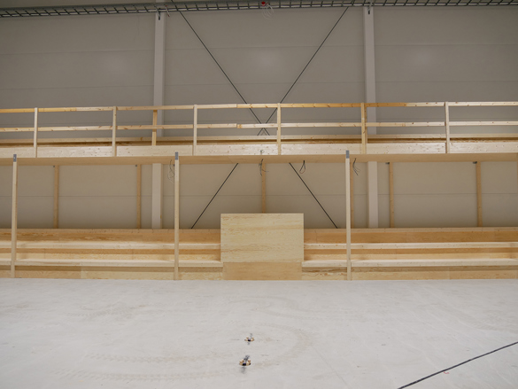 Bild på en läktare i med sittplatser och en övervåning