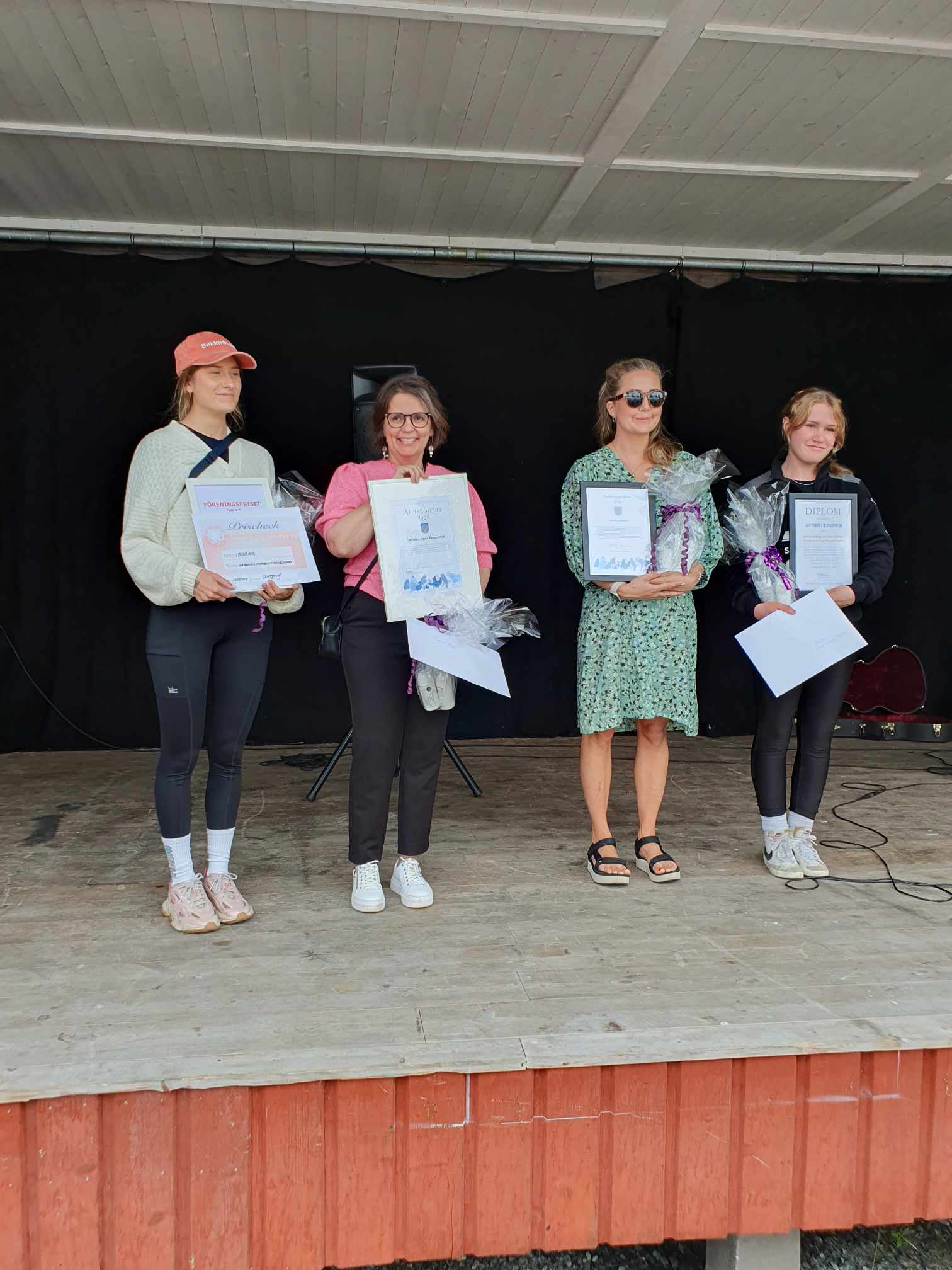 Pristagare från vänster, Anna Gargnäs Intresseförening, Inger-Anna Dalvadis, represenant för Anna Jönsson som inte kunde närvara och Astrid Stipendium Thea Hälleberg.