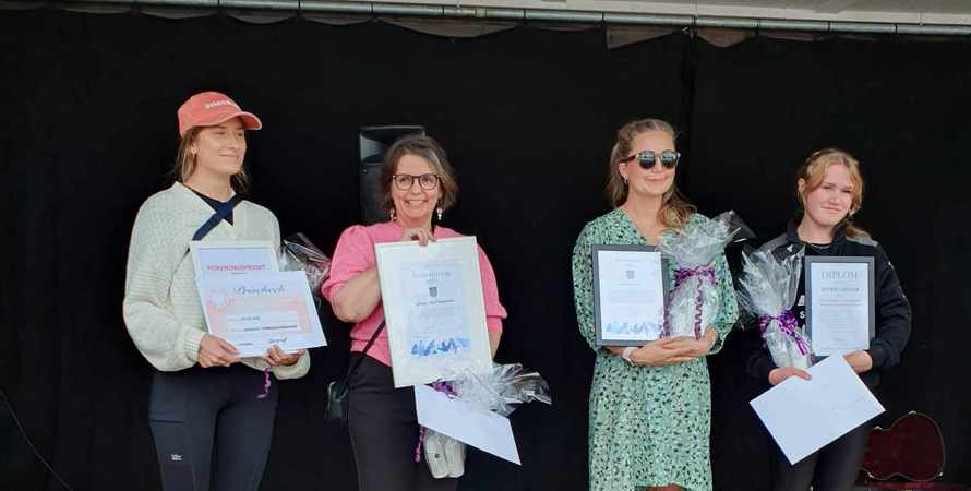 Pristagare från vänster, Anna Gargnäs Intresseförening, Inger-Anna Dalvadis, represenant för Anna Jönsson som inte kunde närvara och Astrid Stipendium Thea Hälleberg.
